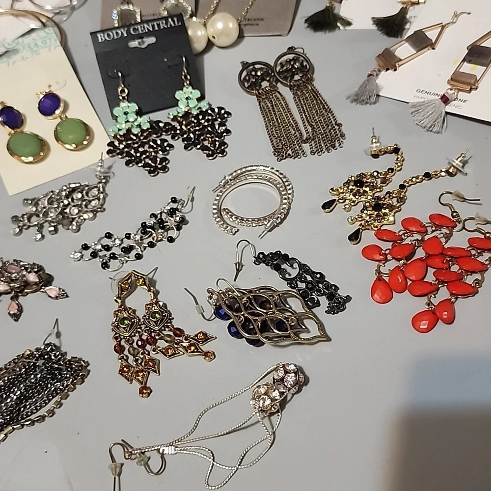 Bundle of 40 earrings
